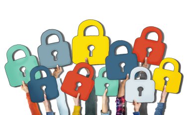 Asma kilit tutan insanların ellerini