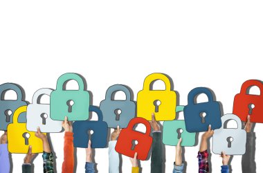 Farklı insanların ellerini tutarak asma kilitler