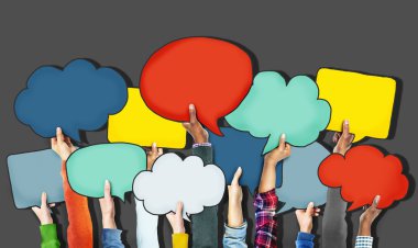 Renkli konuşma balonları holding eller