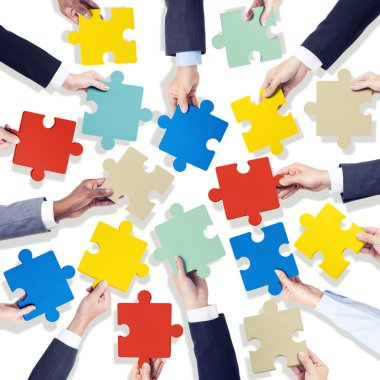 Renkli Jigsaw parçaları Holding eller