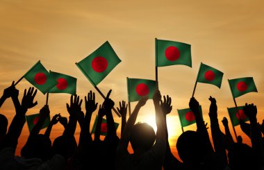 Bangladeş bayrakları tutan insanlar