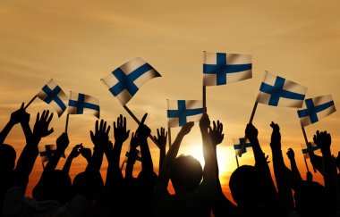 Finlandiya bayrak tutan insanlar