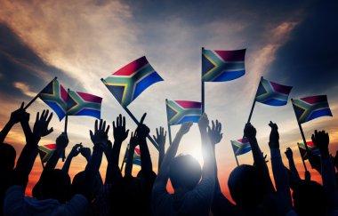 Güney Afrika bayrakları sallayarak insanlar