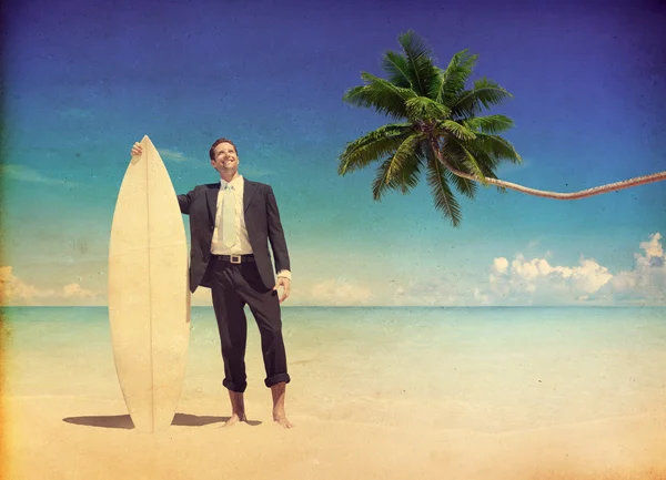 Biznesmen z deską surfingową na plaży — Zdjęcie stockowe