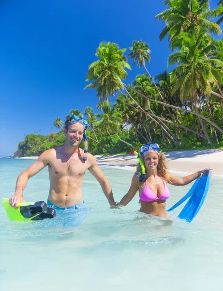 Casal com equipamento de mergulho na praia — Fotografia de Stock