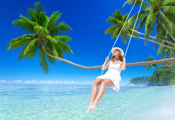 Frau entspannt sich am Strand — Stockfoto