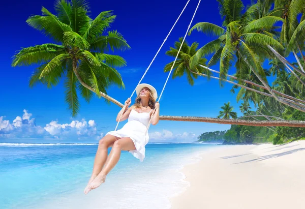 Mujer Relajándose en la playa — Foto de Stock