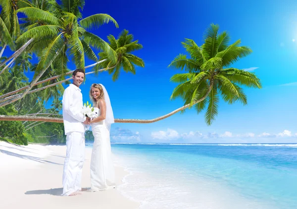 Couple getting marriage on beach — Stock Photo, Image