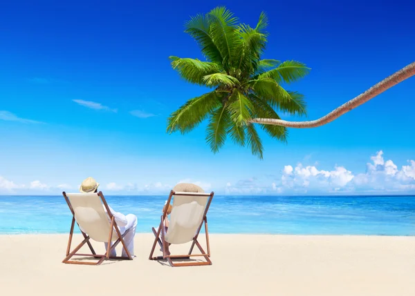 Çift tropik sahilde rahatlatıcı