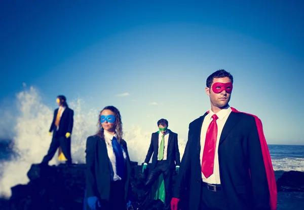 Business superhjältar på stranden — Stockfoto