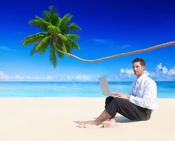 plajda çalışan iş adamı