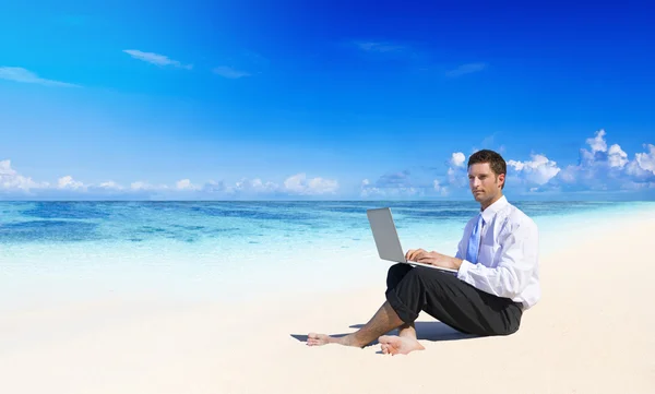 Geschäftsmann arbeitet am Strand — Stockfoto