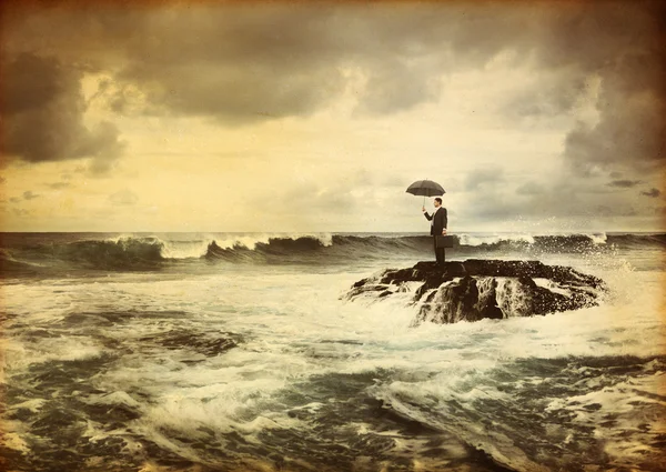 Eenzame zakenman alleen in strand — Stockfoto