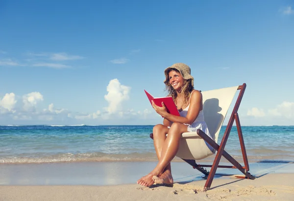 Donna che legge in spiaggia — Foto Stock