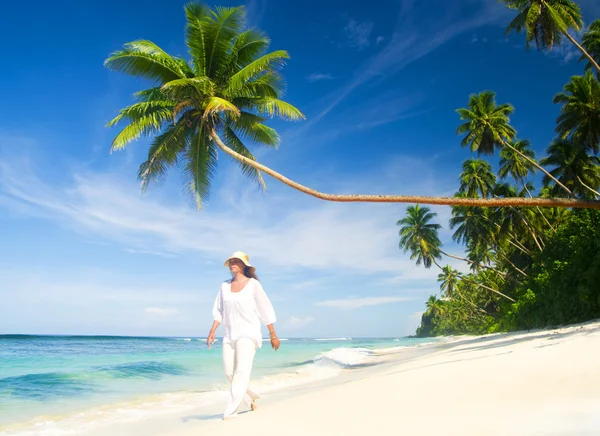 महिला उष्णकटिबंधीय समुद्र तट पर चल रही — स्टॉक फ़ोटो, इमेज