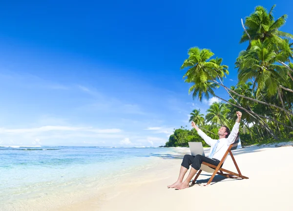 Succesvolle zakenman op strand — Stockfoto