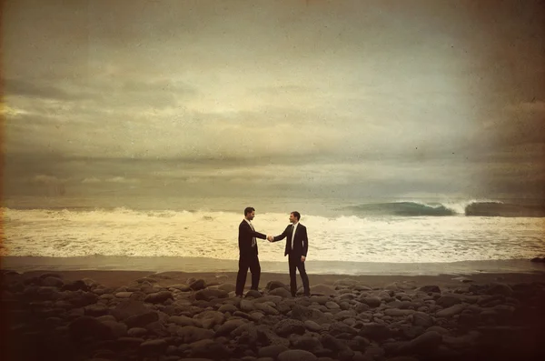 Empresarios agitando las manos por la playa — Foto de Stock