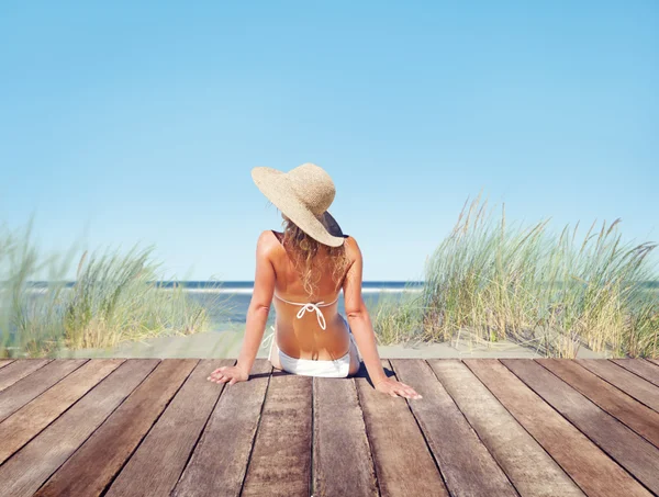 Kvinnan bär bikini — Stockfoto