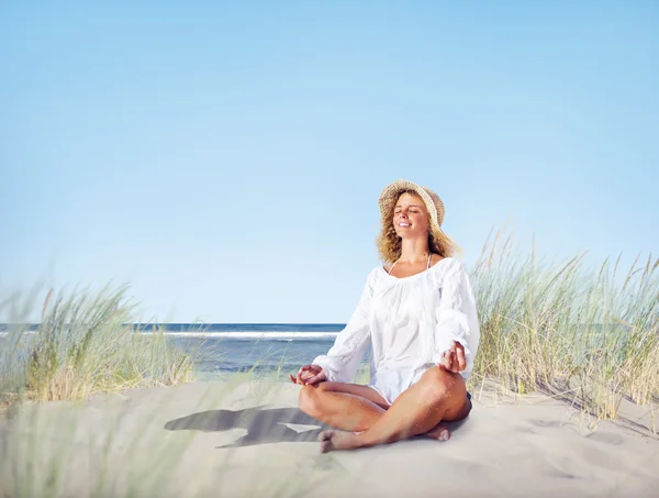 Žena, která dělá meditace s přírodou — Stock fotografie