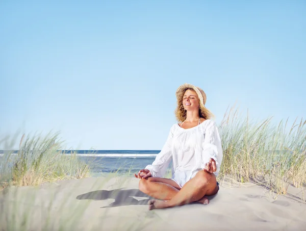 Frau meditiert mit der Natur — Stockfoto