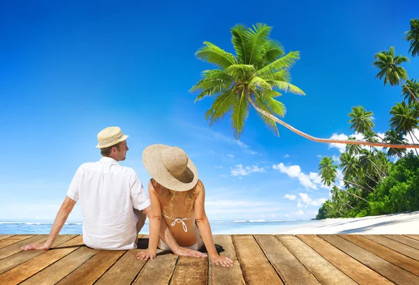 Par på trägolv på stranden — Stockfoto