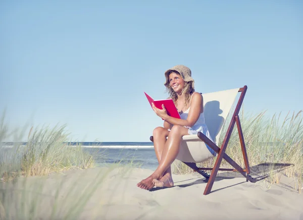 Donna che legge in spiaggia — Foto Stock