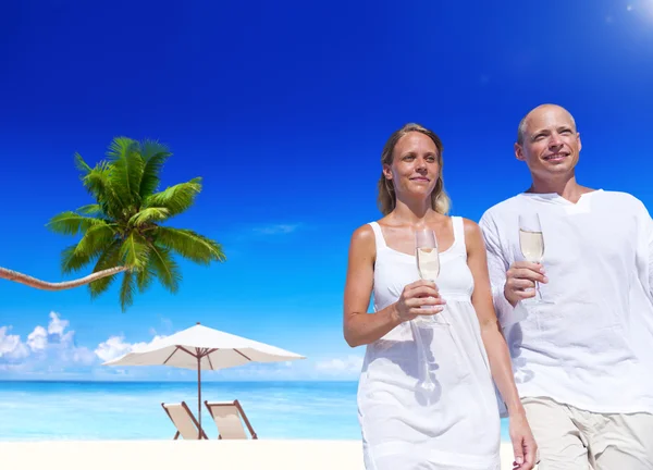 Pareja celebrando en la playa — Foto de Stock