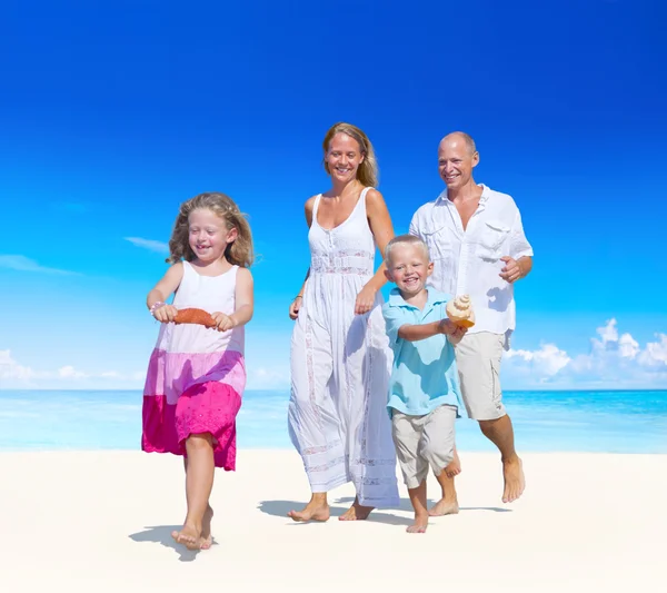 Familie plezier op strand — Stockfoto