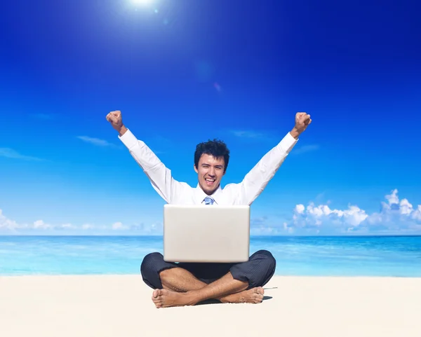 ノート パソコンとビーチでのビジネスの男性 — ストック写真