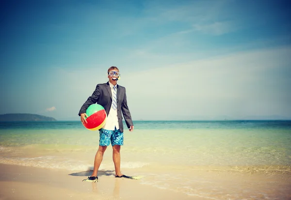 Affärsman avkopplande på stranden — Stockfoto