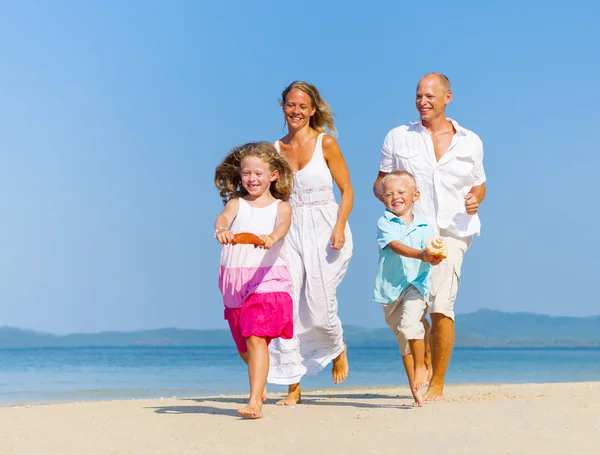 Familia corriendo en la playa — Foto de Stock