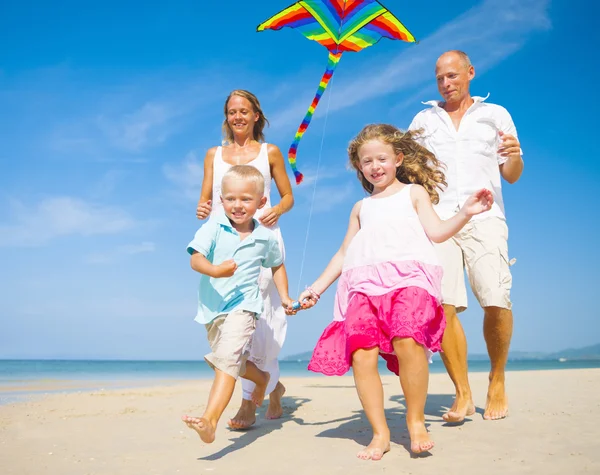 Plajda çalışan aile — Stok fotoğraf