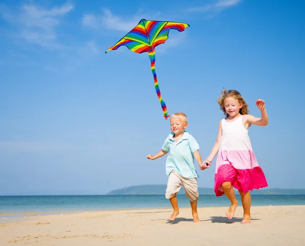 Geschwister spielen am Strand — Stockfoto