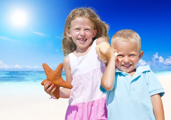 Broer en zus plezier op strand — Stockfoto