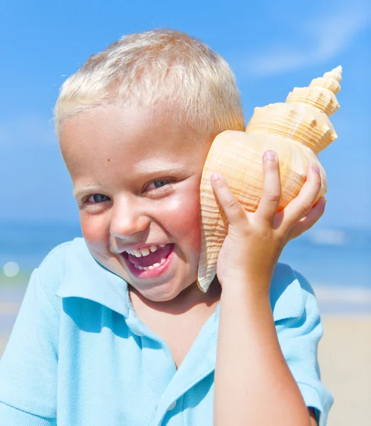 在海滩上玩耍的小男孩 — 图库照片
