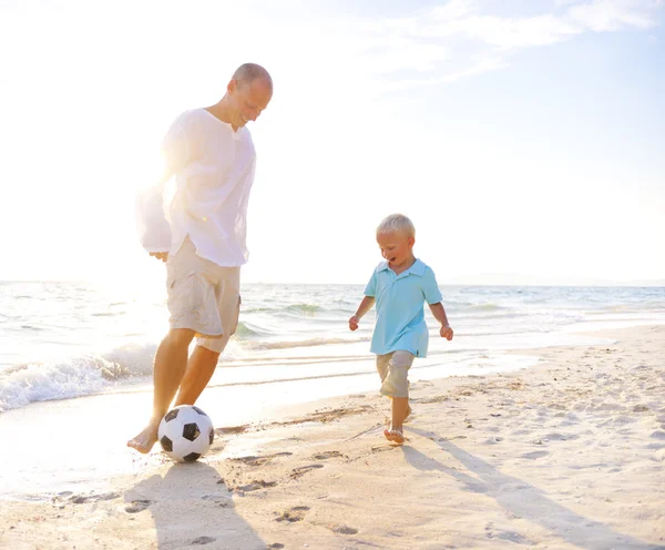 Far och son spelar fotboll — Stockfoto
