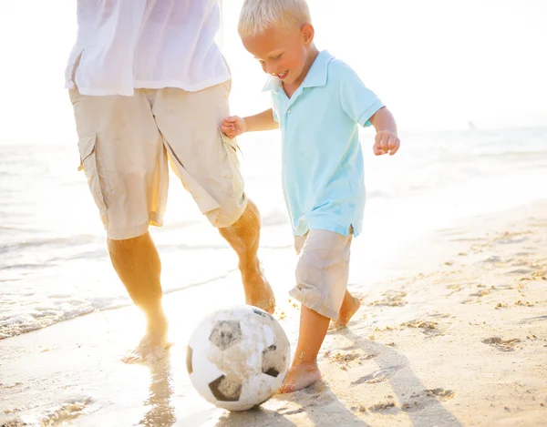 Отец и сын играют в футбол — стоковое фото