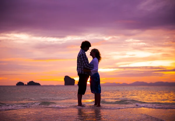 Koppel op het strand — Stockfoto