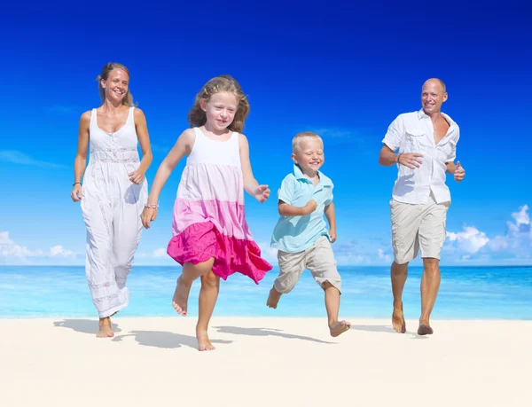 Famiglia avendo divertente su spiaggia — Foto Stock