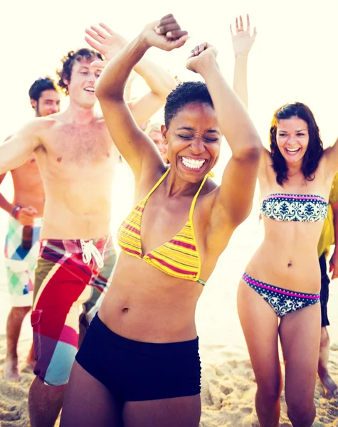 Gruppe von Menschen feiert am Strand — Stockfoto