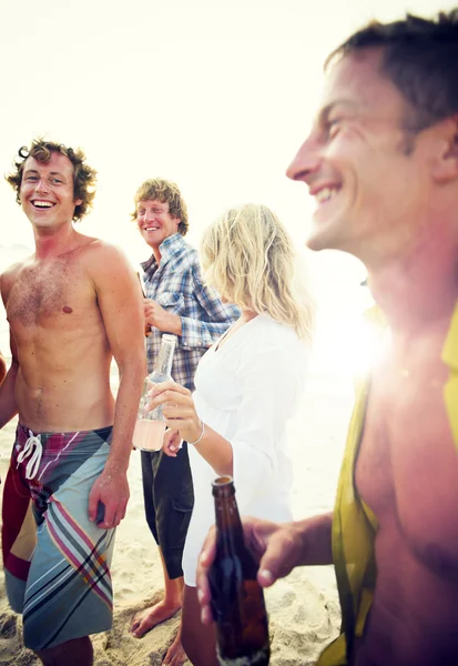 Люди вечірки на пляжі — стокове фото