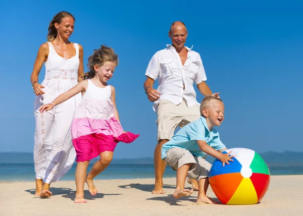 Rodzina grają w piłkę na plaży — Zdjęcie stockowe