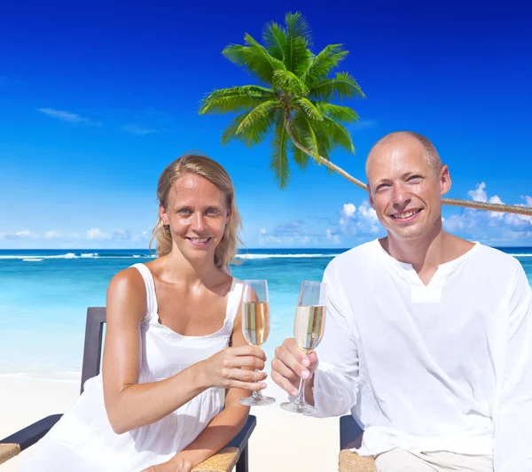 Couple celebrating on the beach — Stock Photo, Image