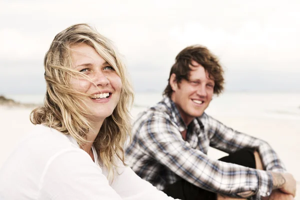 Koppel op het strand — Stockfoto