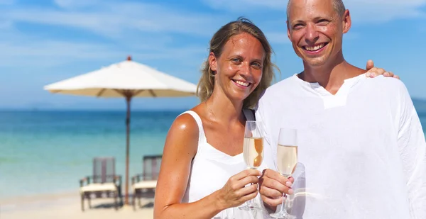 Paar feiert am Strand — Stockfoto