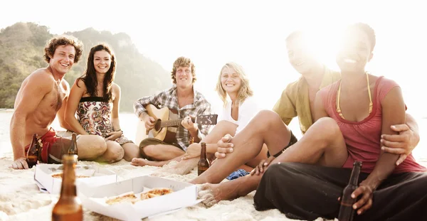 Amigos fazendo festa na praia de verão — Fotografia de Stock