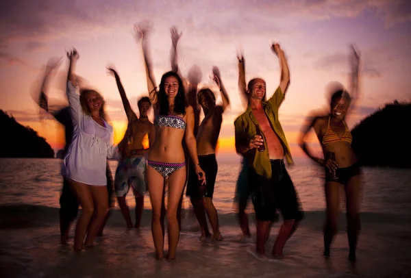 Unga människor njuter av ett beach party — Stockfoto