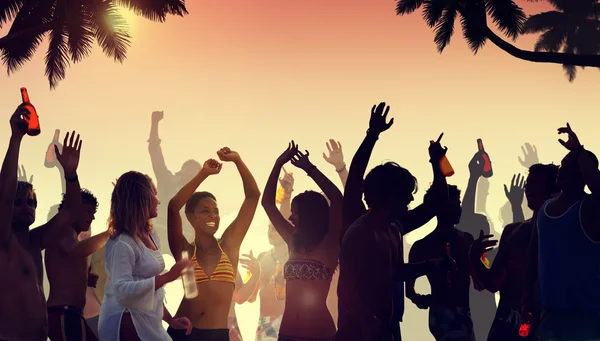 Leute, die eine Party am Strand feiern — Stockfoto