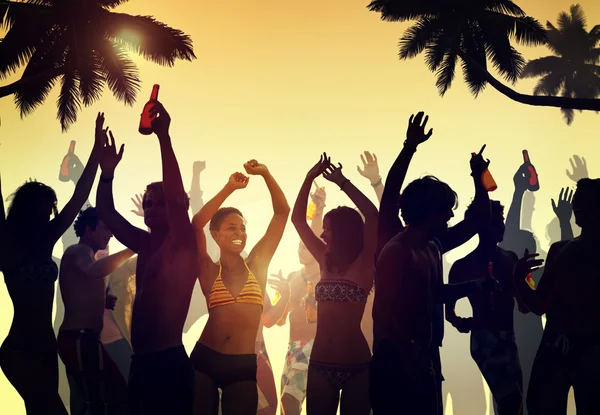 Publiken dansa på stranden — Stockfoto