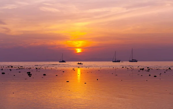 Zasněný pláž sunset jachty — Stock fotografie
